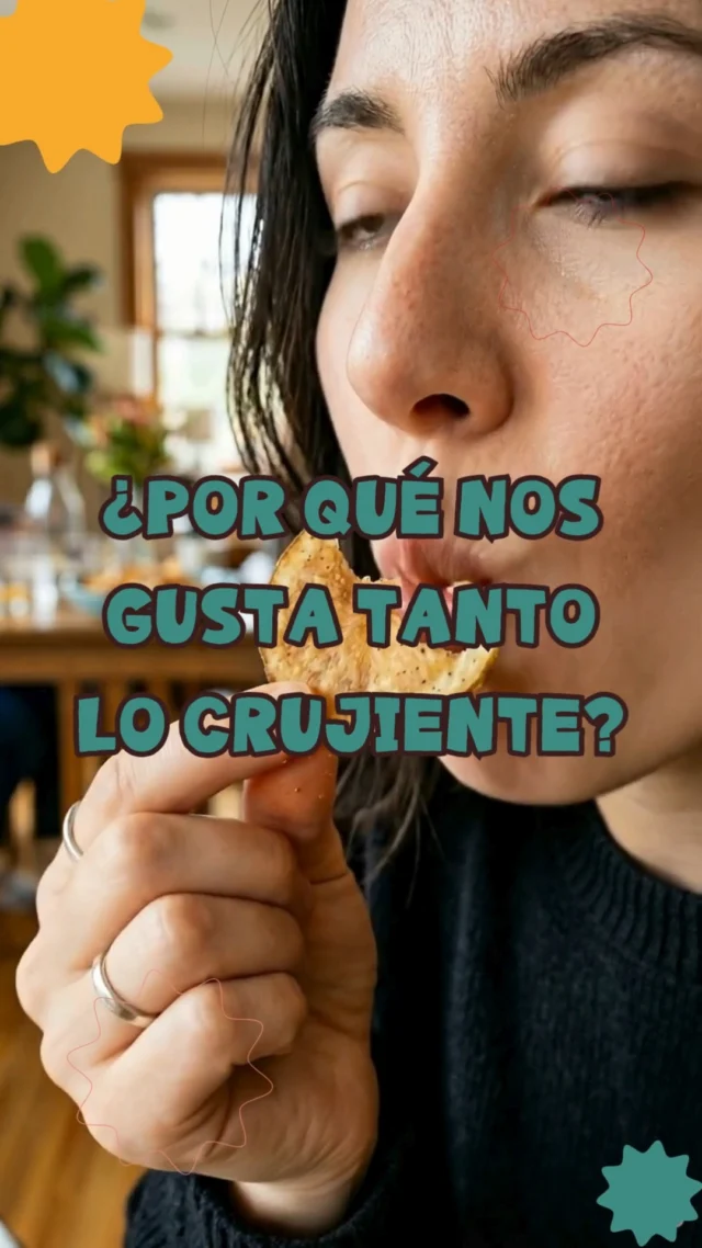 ¿Por qué nos gusta tanto el crunch? 🧠🥔

La ciencia todavía lo está investigando, pero hay algunas pistas interesantes.

El investigador Charles Spence explica que lo crujiente genera una reacción casi instantánea en nuestro cerebro, influyendo en cómo percibimos el sabor y la satisfacción al comer.

Incluso algunos estudios, como uno realizado por la Ball State University, sugieren que cuando estamos estresados solemos buscar alimentos crujientes.
Esto ocurre porque pueden resultar reconfortantes para el cerebro y estimular respuestas placenteras.

Quizás por eso ese sonido… nos gusta tanto💥

#Tryms #MasCrunch #SnackScience
